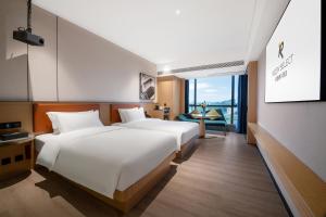 Letto o letti in una camera di Rezen Select Hotel guagnzhou Baiyun International Airport T2 Canton Fair Certificate Application & Free Shuttle