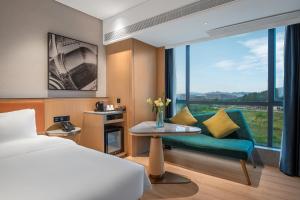 Letto o letti in una camera di Rezen Select Hotel guagnzhou Baiyun International Airport T2 Canton Fair Certificate Application & Free Shuttle