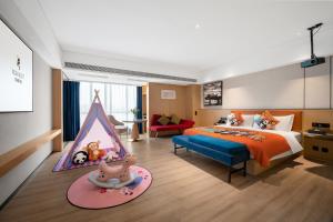 Letto o letti in una camera di Rezen Select Hotel guagnzhou Baiyun International Airport T2 Canton Fair Certificate Application & Free Shuttle