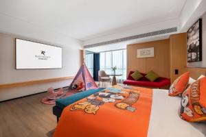 Letto o letti in una camera di Rezen Select Hotel guagnzhou Baiyun International Airport T2 Canton Fair Certificate Application & Free Shuttle