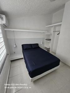 イスタパにあるEl soñadorの部屋にベッドが置かれた小さな寝室