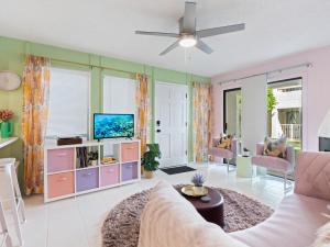 スコッツデールにあるModernized 1br Condo W Shared Pool & Spaのソファとテレビのあるリビングルーム