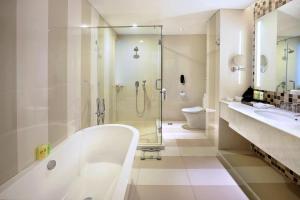 Hotel Ciputra Cibubur managed by Swiss-Belhotel International的一间浴室