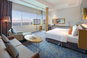 Hotel Ciputra Cibubur managed by Swiss-Belhotel International客房内的一张或多张床位