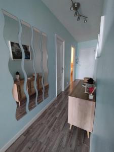 ein Wohnzimmer mit Holzböden und einer Treppe in der Unterkunft Faro da Borneira in Cangas