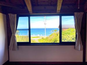 西之表市koco的海景客房的窗户