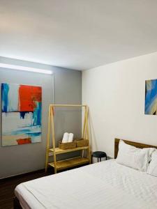 Giường trong phòng chung tại Mhouse 127 waterfront 2