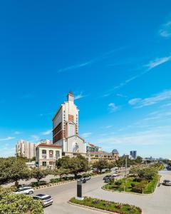 Tòa nhà nơi khách sạn tọa lạc