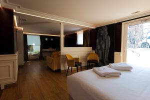 Postel nebo postele na pokoji v ubytování Hôtel Merveilleux Côté Mer + 37 fotografií