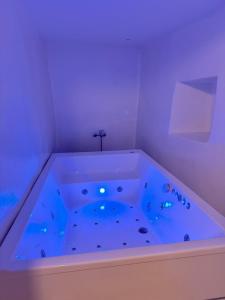 Kép White Sand Jacuzzi Suite szállásáról Íoszban a galériában