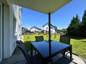 una mesa y sillas en un porche con sombrilla en Felix, en Salem