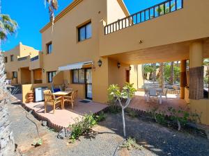 dom z patio ze stołem i krzesłami w obiekcie Casa Manba, terrace, pool and wifi w Corralejo