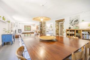 a large dining room with a large wooden table at Casa Dels Peixos in La Baronia de Rialb