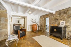 a living room with a chair and a table at Casa Dels Peixos in La Baronia de Rialb