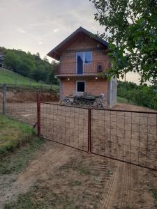 a house is being built behind a fence at Gorazde vikendica in Goražde