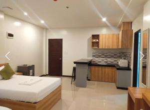 Zimmer mit einem Bett und einer Küche. in der Unterkunft hanguk hotel 한국 호텔 in Angeles