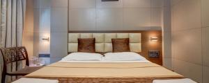 Postel nebo postele na pokoji v ubytování Hotel Leela