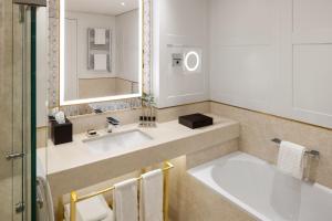 Vannituba majutusasutuses The Alexander, a Luxury Collection Hotel, Yerevan