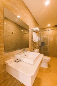 y baño con lavabo blanco y aseo. en Mai Vy Hotel Trảng Bàng, en Trảng Bàng