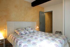 Schlafzimmer mit einem Bett, einem Schreibtisch und einer Tür in der Unterkunft Résidence Armagnac - City Center in Carcassonne