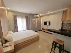 ein Schlafzimmer mit Bett, Schreibtisch und Fernseher in der Unterkunft hanguk hotel 한국 호텔 in Angeles