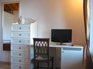 a bedroom with a desk with a computer and a chair at Bed & Breakfast Masseria Montelli in Putignano
