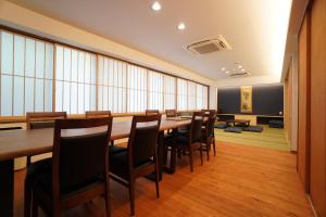 una sala conferenze con un lungo tavolo e sedie di Bird Hostel Palace Side Suite a Shimmachidōri