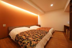una camera da letto con un letto in una stanza di Bird Hostel Palace Side Suite a Shimmachidōri