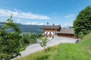 un edificio con una croce sulla cima di una collina di Ferienwohnung Buchmann a Kirchbichl