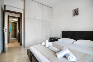 a bedroom with a large bed with towels on it at Family Home next to City Hall in Gázion