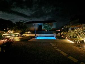科兰Villa Jana的晚上有游泳池的房子