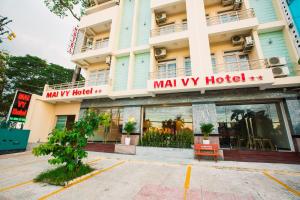 un centro comercial mi hotel edificio con un centro comercial mi hotel en Mai Vy Hotel Trảng Bàng, en Trảng Bàng