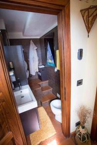 une salle de bains avec toilettes et lavabo dans l'établissement The house of Gostina, à Santa Fiora