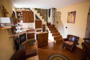 une cuisine avec un escalier et un salon dans l'établissement The house of Gostina, à Santa Fiora