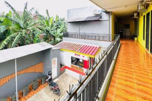 an overhead view of a building with a balcony at Penginapan Dison RedPartner in Bekasi