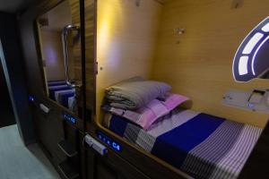 Tempat tidur dalam kamar di Starway Capsules