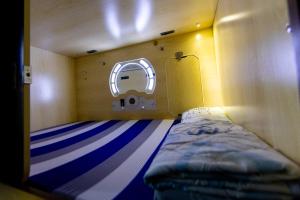 Tempat tidur dalam kamar di Starway Capsules