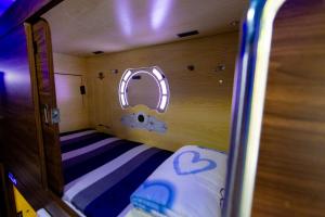 Tempat tidur dalam kamar di Starway Capsules