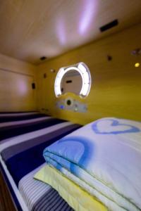 Tempat tidur dalam kamar di Starway Capsules