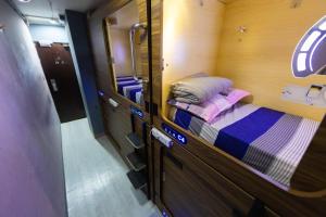 Tempat tidur dalam kamar di Starway Capsules