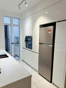 Köök või kööginurk majutusasutuses Tanjung Tokong Luxury SEAVIEW bathtub condo 2 rooms 6 pax near Straits Quay Marina Mall 丹绒道光 豪华海景 双房浴缸 高级公寓