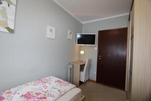 Televízia a/alebo spoločenská miestnosť v ubytovaní Villa Marica