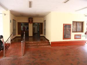 古鲁瓦尤尔KTDC Tamarind Guruvayoor - Aahaar Guruvayoor的楼梯和楼梯间建筑的走廊