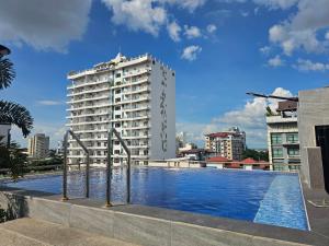 ein großes Schwimmbad vor einem hohen Gebäude in der Unterkunft hanguk hotel 한국 호텔 in Angeles
