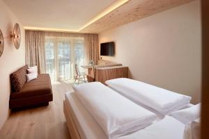 Ein Bett oder Betten in einem Zimmer der Unterkunft Hotel Neue Post