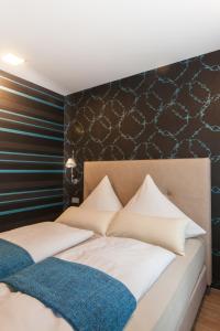 ミュンヘンにあるベル ブルー ツェントゥルムの黒い壁のベッドルーム1室(ベッド2台付)