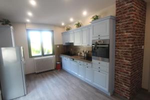 Kuchyň nebo kuchyňský kout v ubytování L'Impasse en Famille, appartement 2-6 personnes piscine et spa privés
