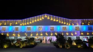 兰奇Fun Factory的白色的建筑,有蓝色的灯光