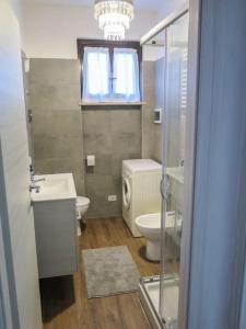 Bilik mandi di La casa di Rosmarina +17 gambar