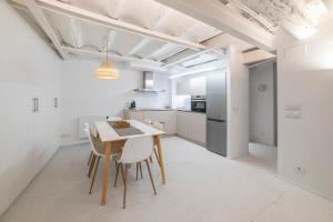a kitchen and dining room with a table and chairs at VALERIA-DREAMS Loscos 3º in Zaragoza
